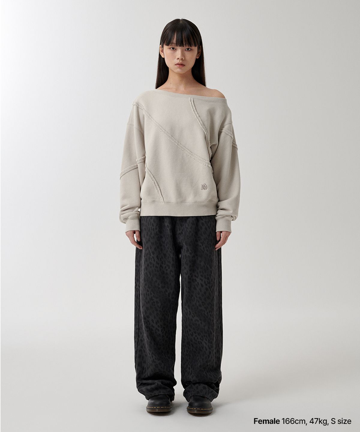 마하그리드(MAHAGRID) CUT OFF ONE SHOULDER SWEATSHIRT BEIGE(MG2FSFM452A)