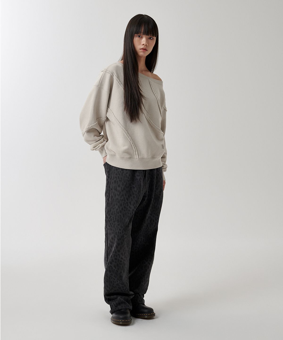 마하그리드(MAHAGRID) CUT OFF ONE SHOULDER SWEATSHIRT BEIGE(MG2FSFM452A)