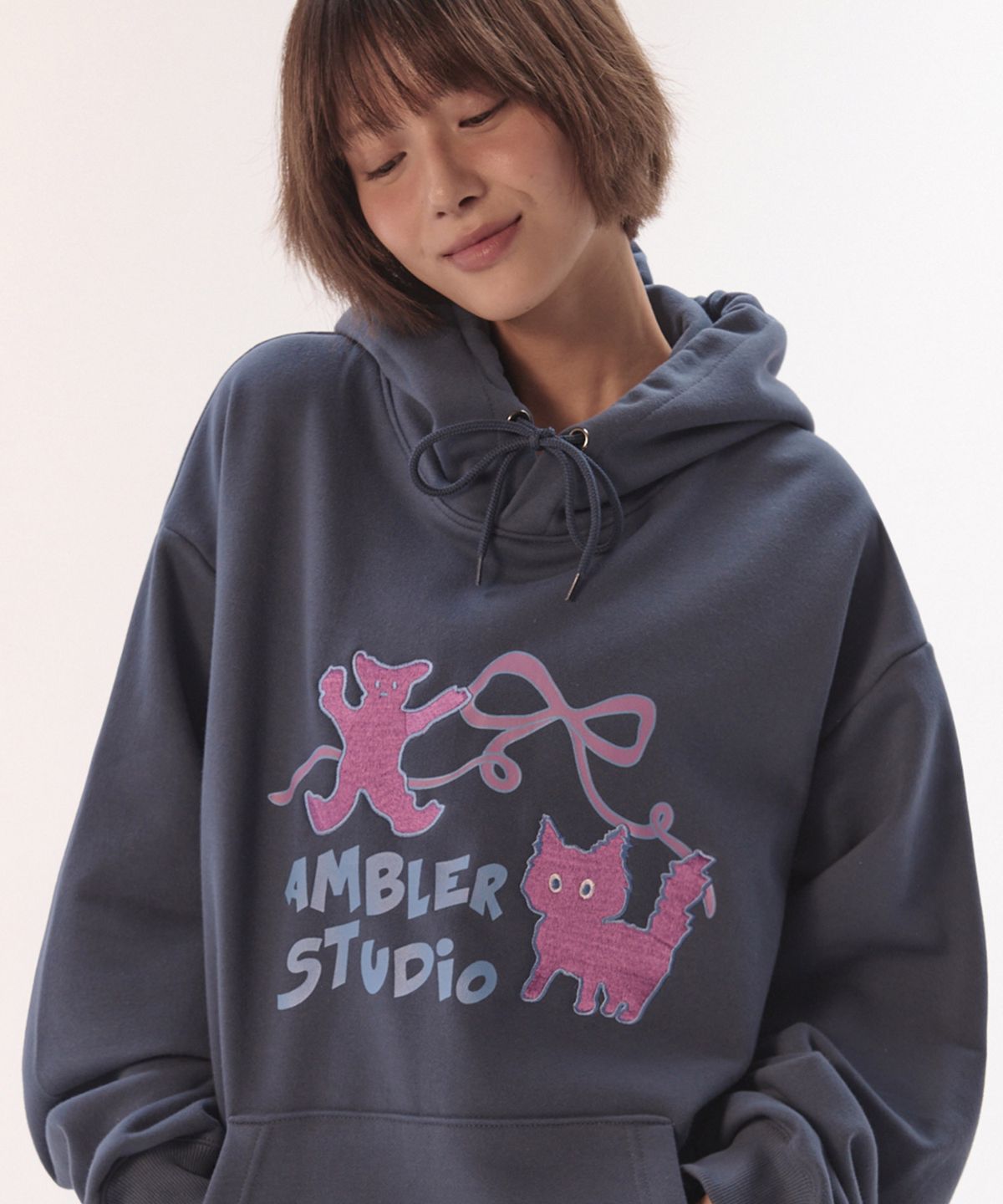 엠블러(AMBLER) Doodle paint 자수 후드 티셔츠 AHP1202 (네이비)