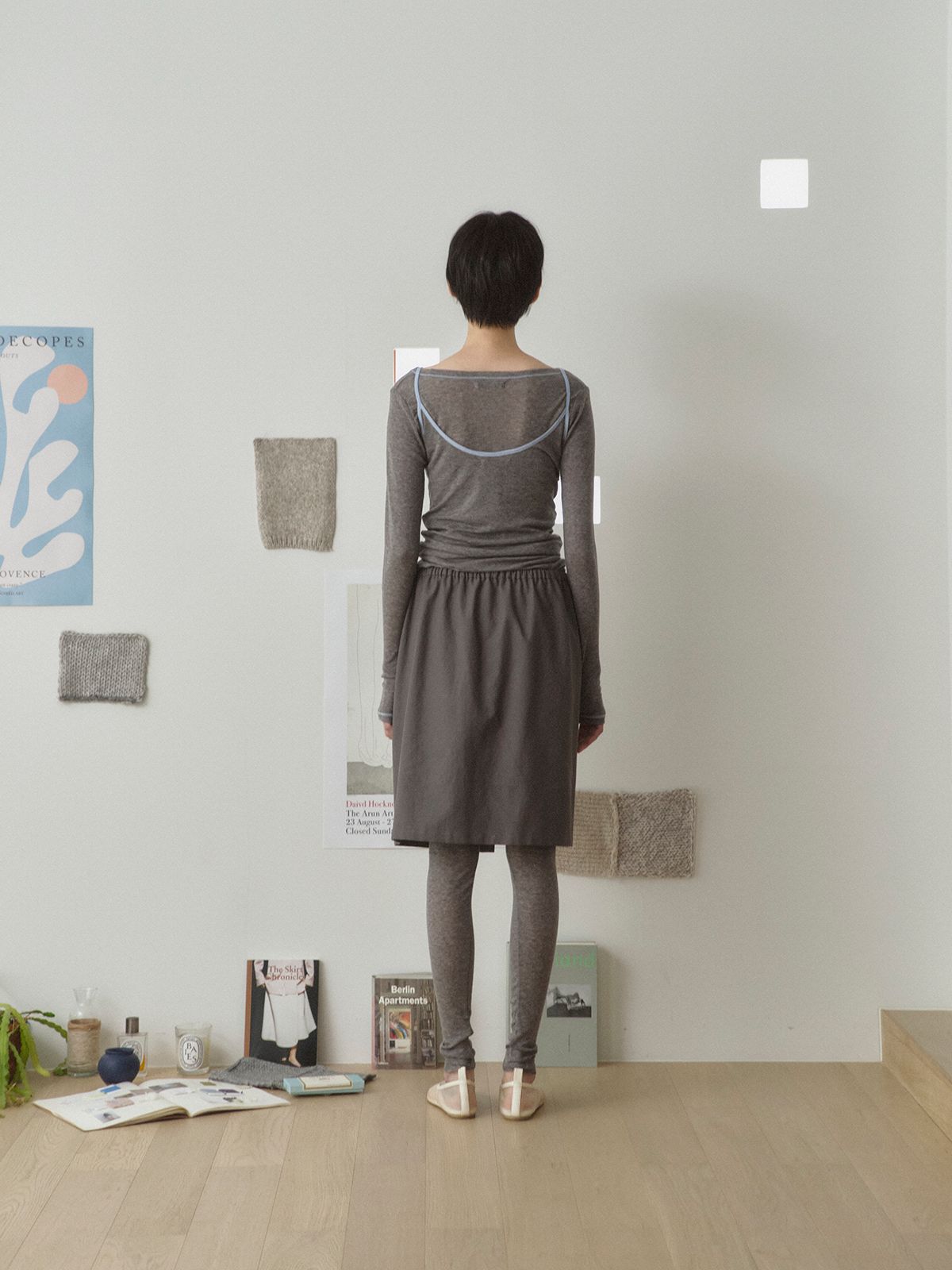 리플레인(REPLAIN) BUTTON FRONT MIDI SKIRT_CHARCOAL