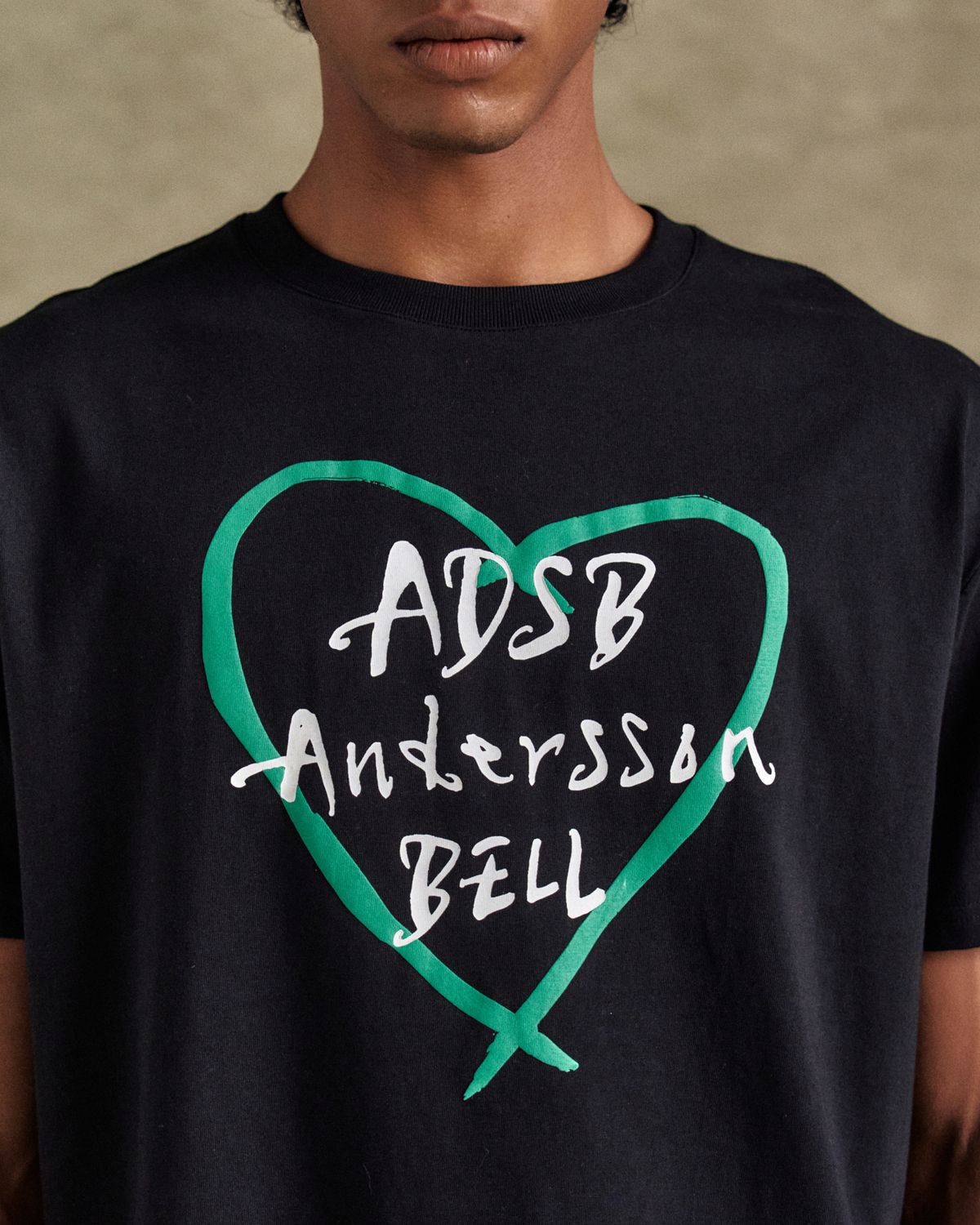 앤더슨벨(ADSB ANDERSSON BELL) 유니섹스 하트 켈리 로고 티셔츠 atb1290u(BLACK)