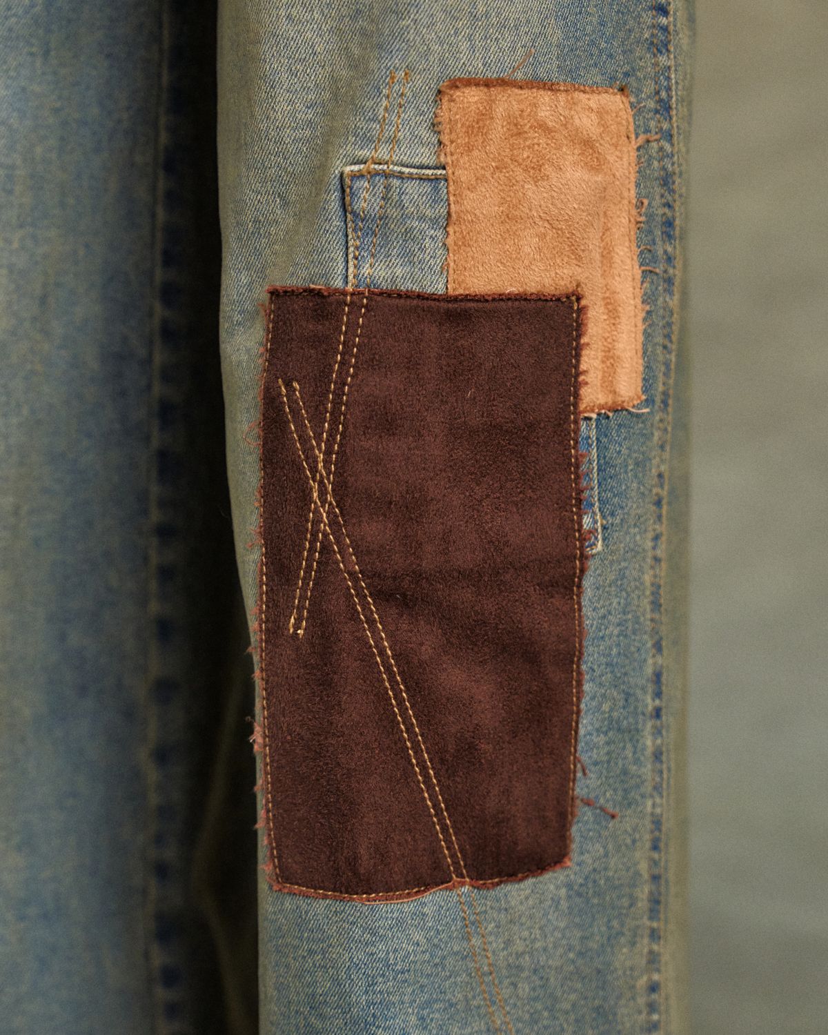 앤더슨벨(ADSB ANDERSSON BELL) 패치워크 데님 플리츠 스커트 진  apa799w(WASHED BLUE)