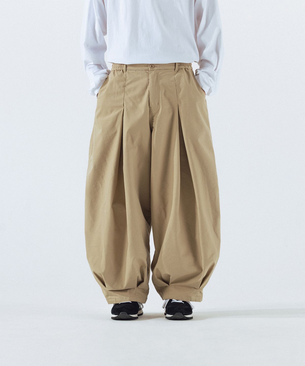 앵글런(ANGLAN) Unbalance Long Tuck Balloon Pants - Beige