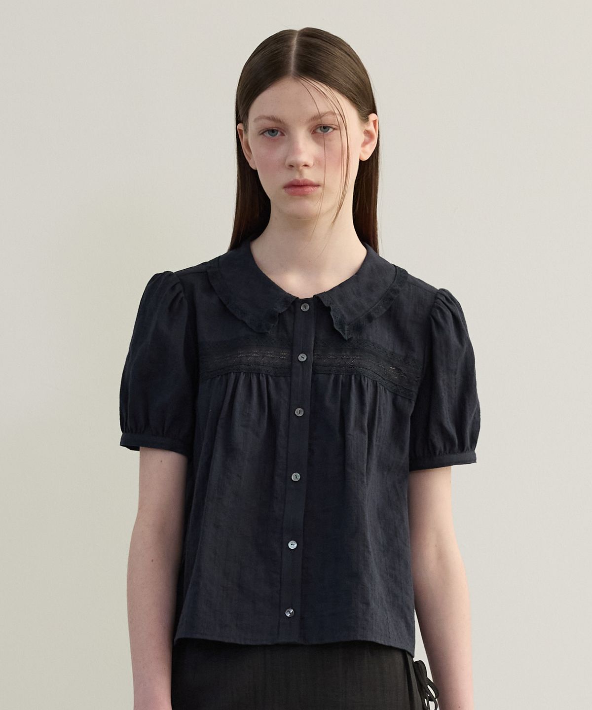 튜드먼트(TTUDEMENT) PUFF SLEEVE LACE BLOUSE NAVY