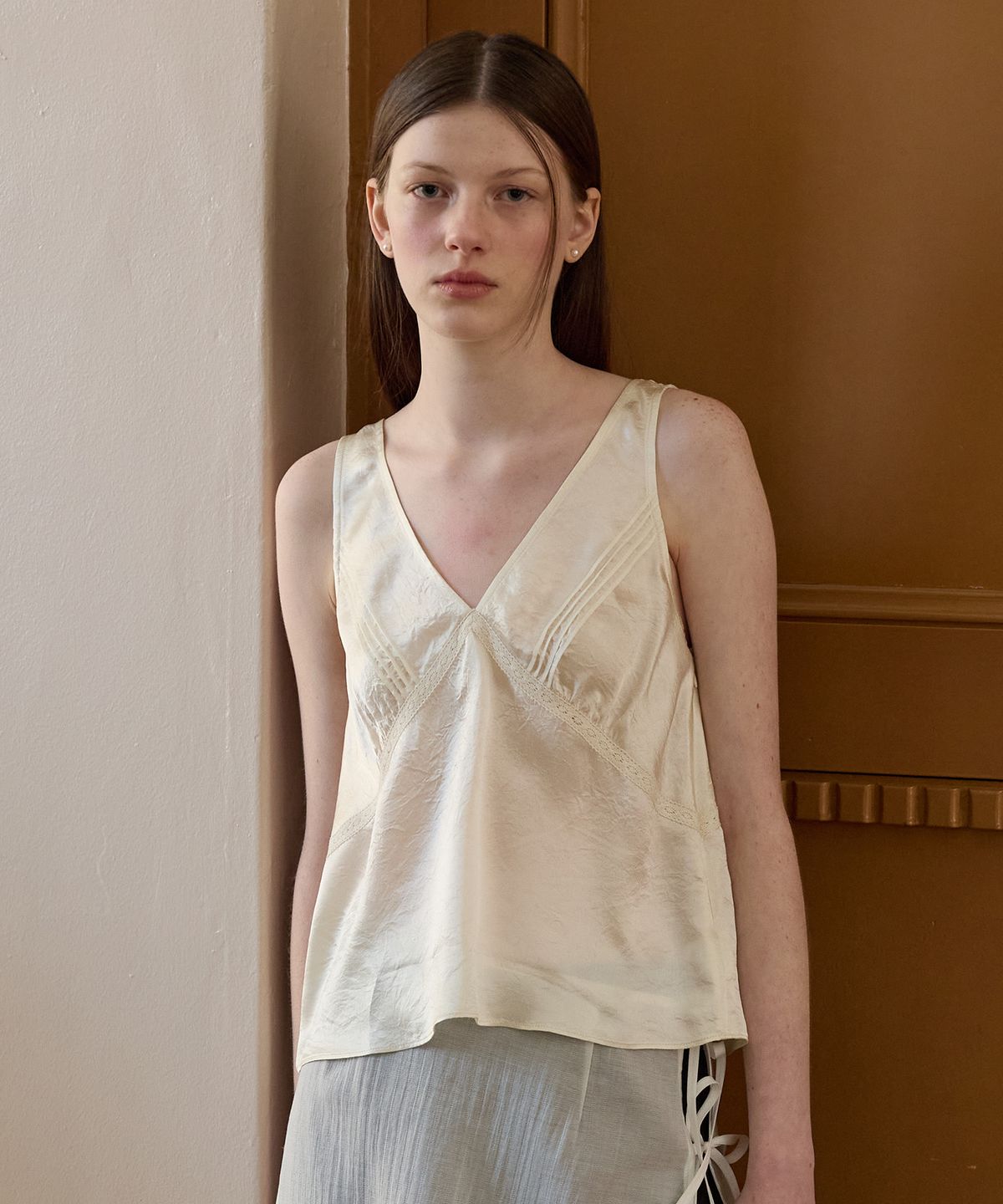 튜드먼트(TTUDEMENT) SATIN SLEEVELESS TOP CREAM