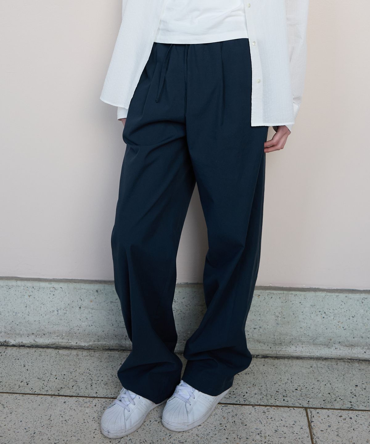 튜드먼트(TTUDEMENT) RELAXED STRING PANTS NAVY