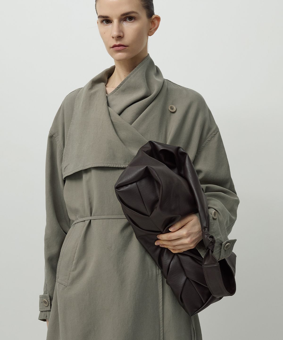 러프사이드 화이트라벨(ROUGH SIDE WHITE LABEL) Clam Bag Dark Brown