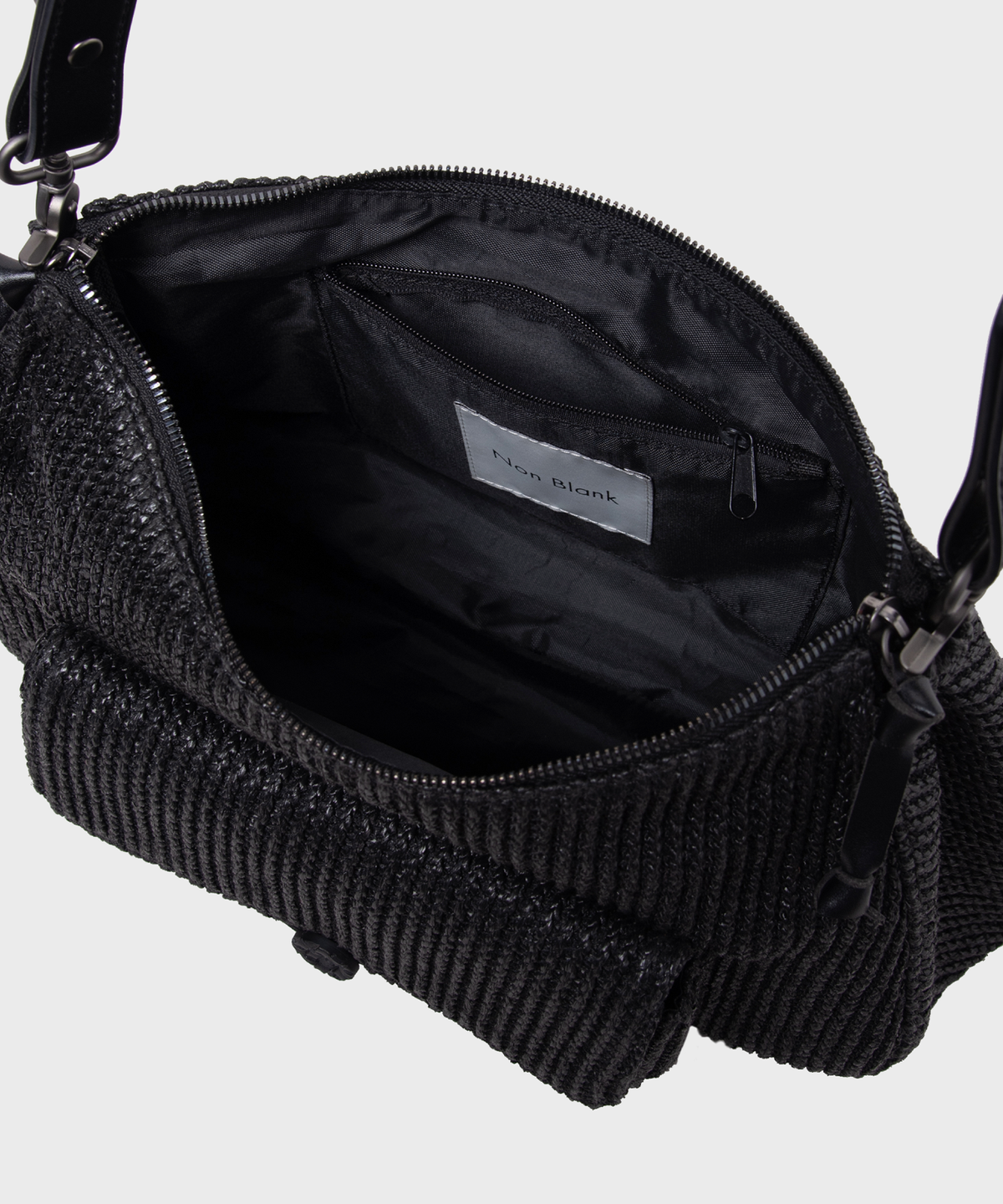 넌블랭크(NONBLANK) 크로스 바디 백_BLACK