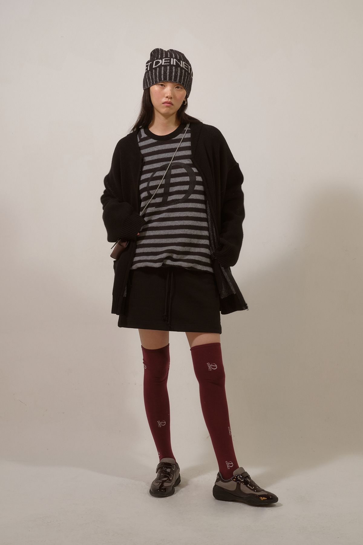 다이닛(DEINET) D JACQUARD LONG KNIT ZIP-UP IN BLACK