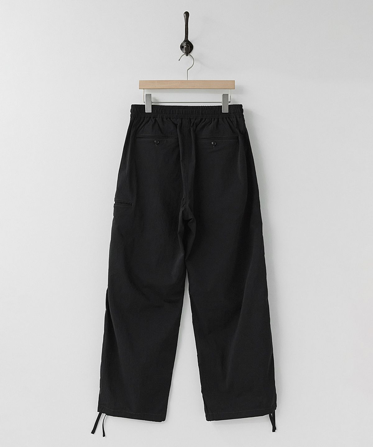 러프사이드(ROUGHSIDE) Easy Para Pants Black