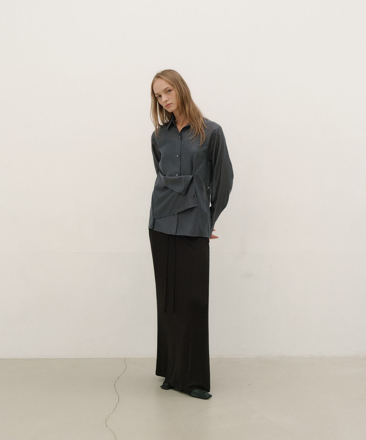 로우타이드(LOW TIDE) SILKY BUTTON WRAP SHIRT [CHARCOAL]
