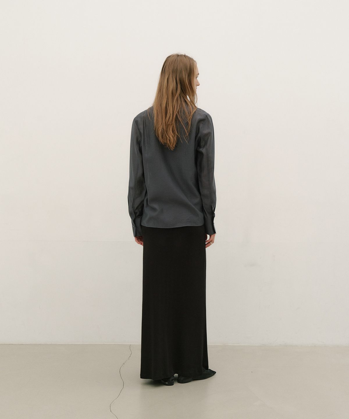 로우타이드(LOW TIDE) SILKY BUTTON WRAP SHIRT [CHARCOAL]