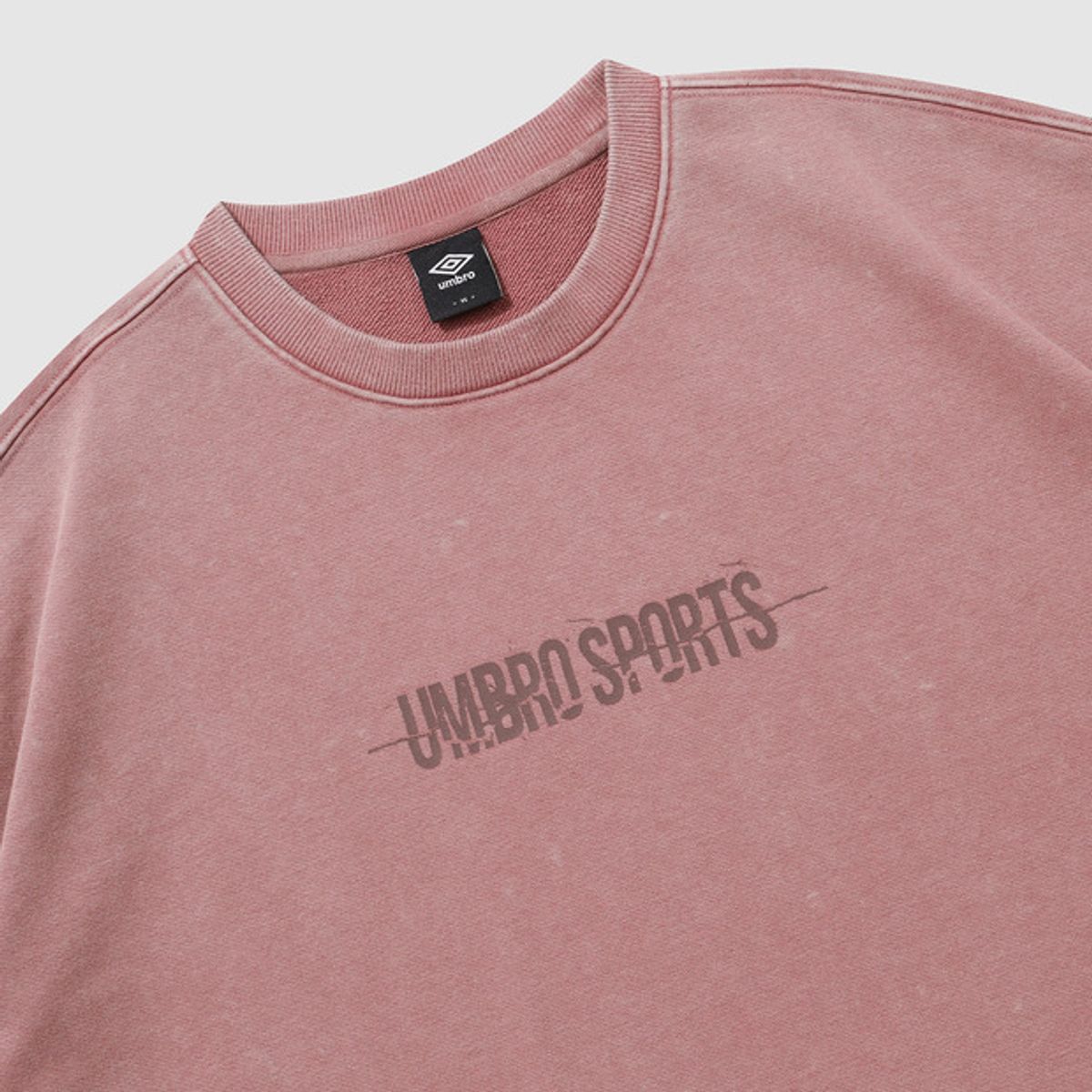 엄브로(UMBRO) 워시드 니트 레터링 맨투맨 핑크(UQ121CFS23)