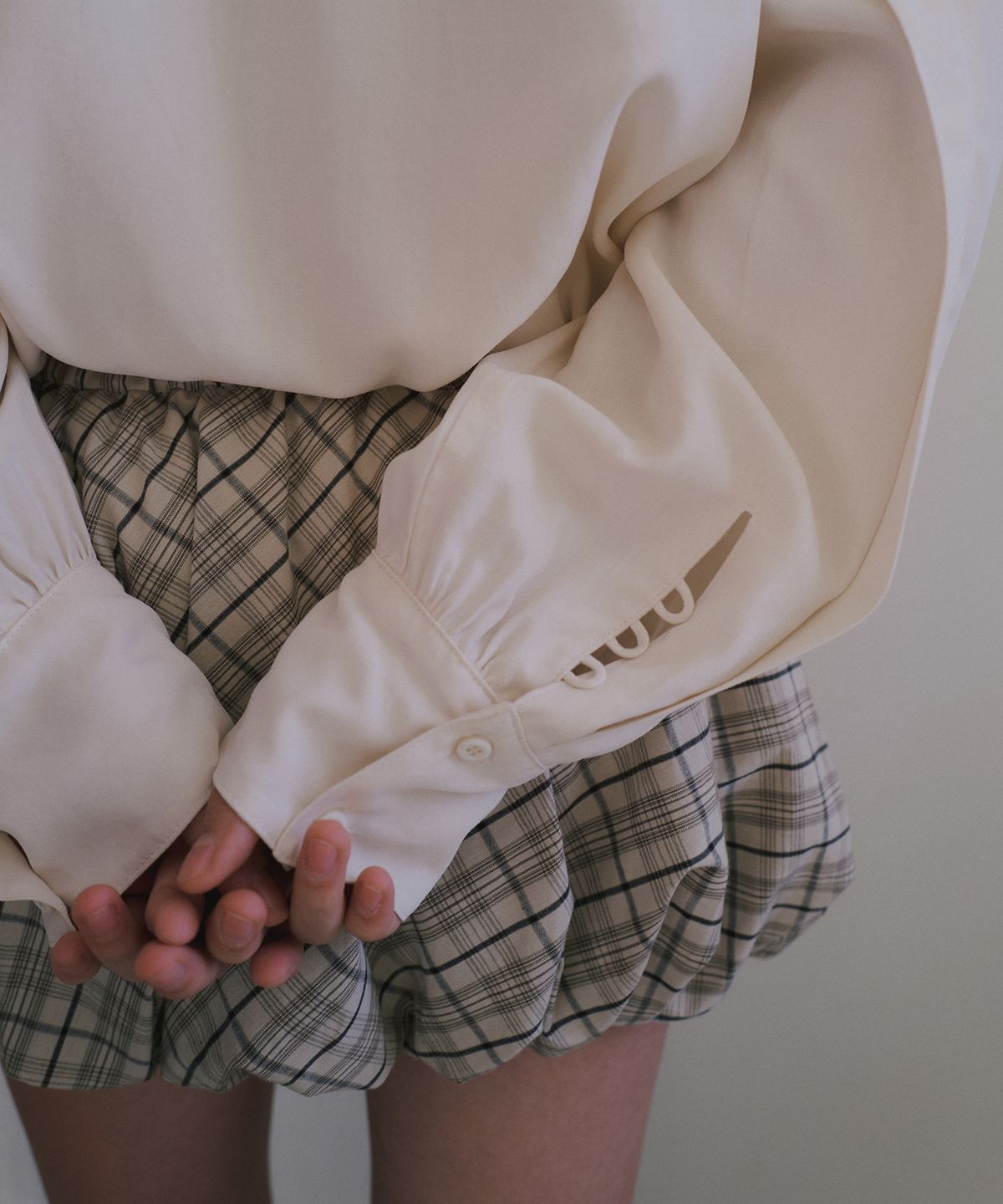 오버듀플레어(OVERDUEFLAIR) COWL TIE BLOUSE_CREAM