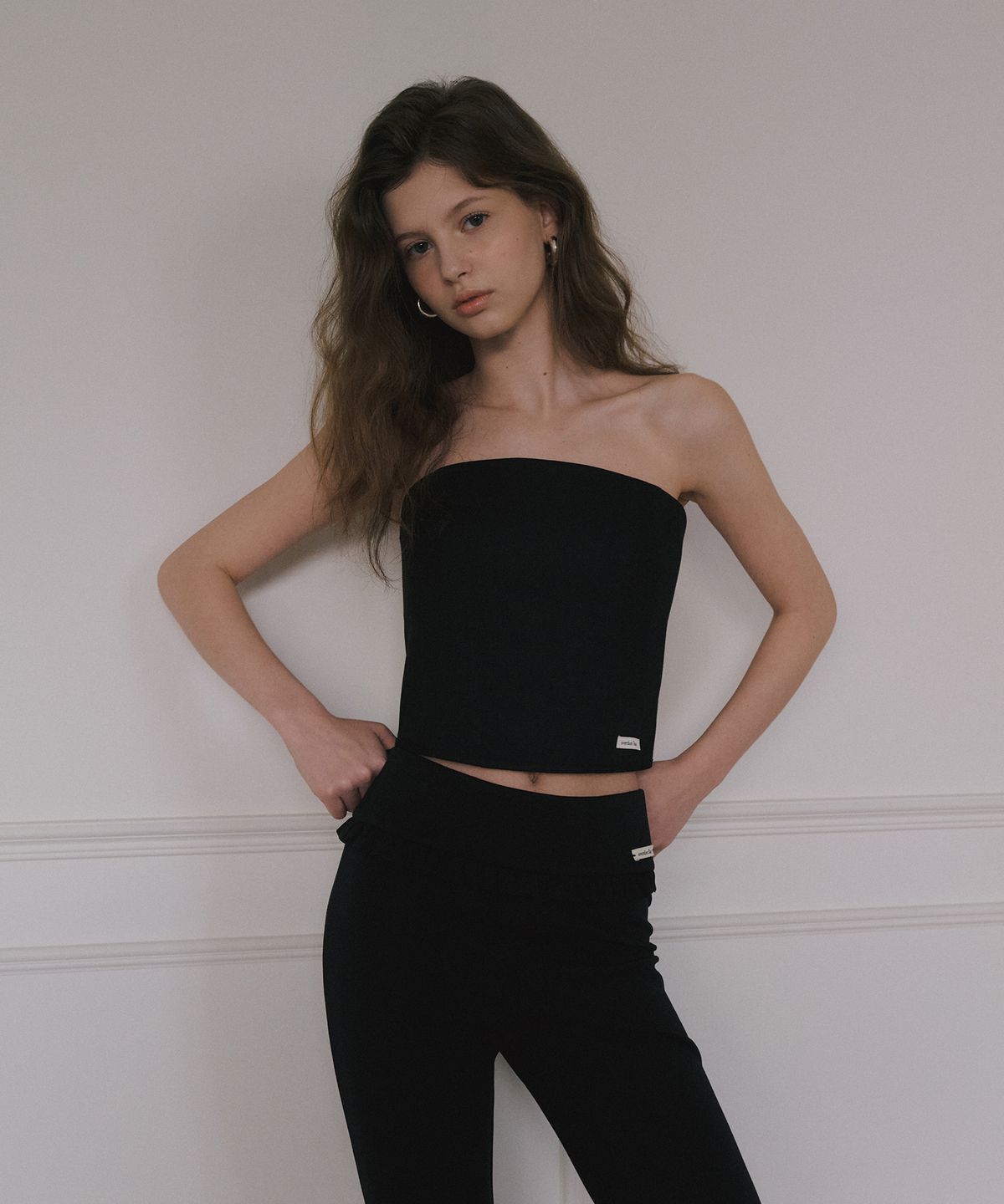 오버듀플레어(OVERDUEFLAIR) COTTON EYELET TUBE TOP_BLACK/WHITE