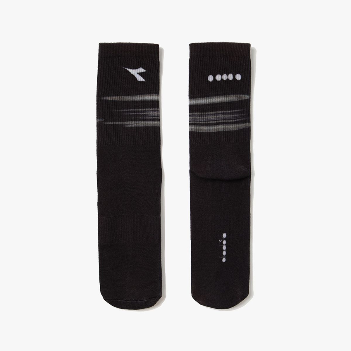 디아도라(diadora) 러닝 타이다이 삭스 BLACK