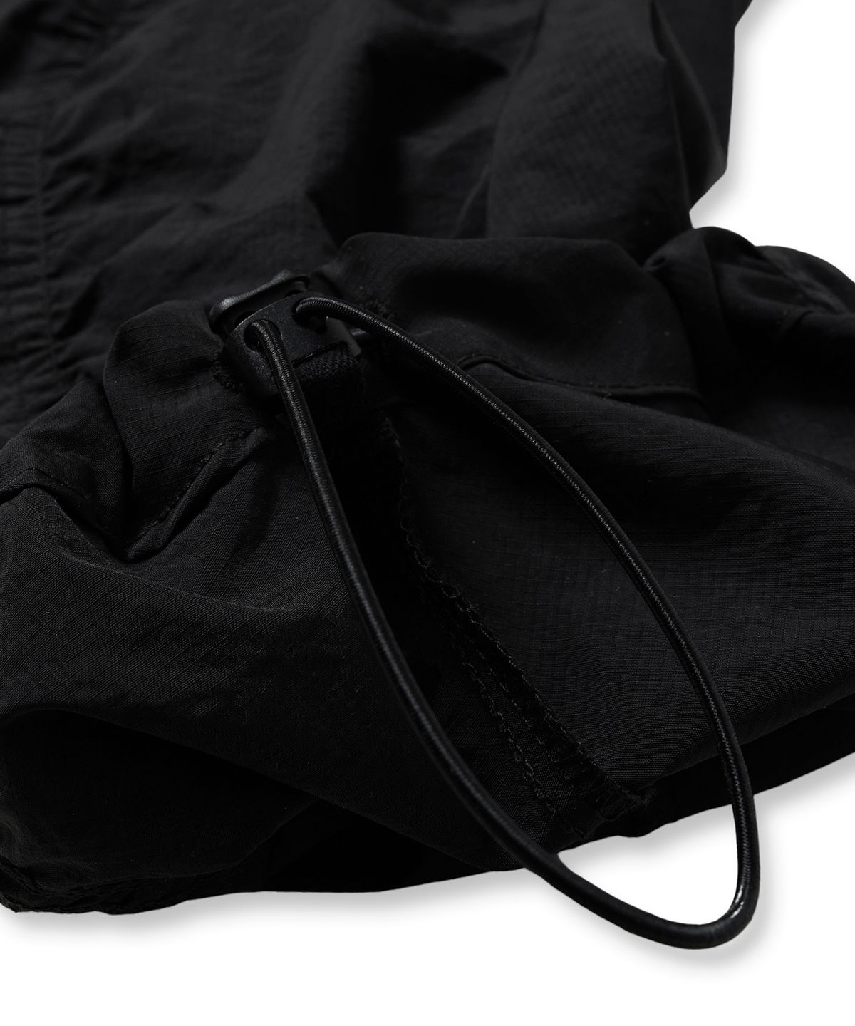 브라운브레스(BROWNBREATH) TAG NYLON SHIRRING PANTS - BLACK