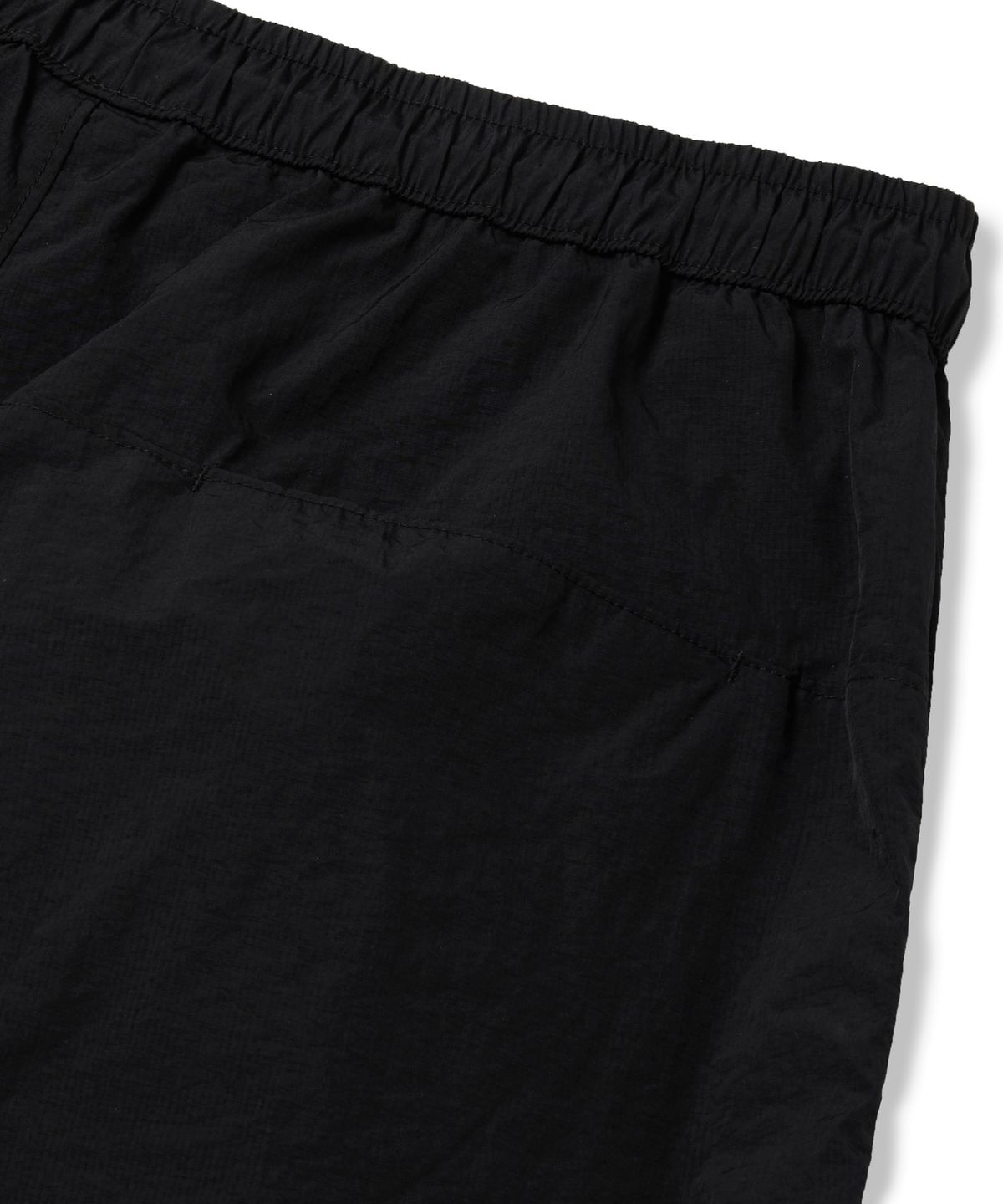 브라운브레스(BROWNBREATH) TAG NYLON SHIRRING PANTS - BLACK