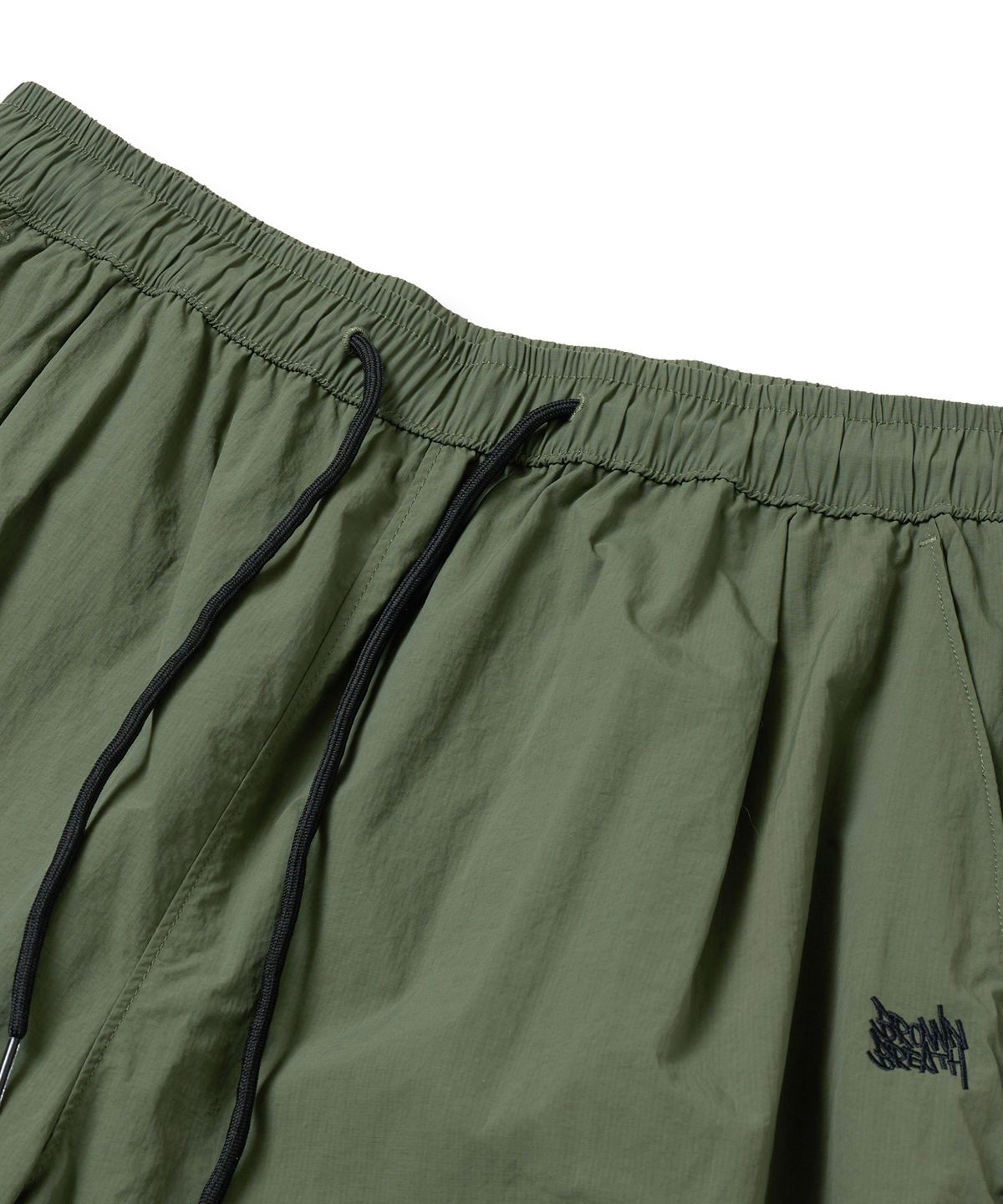 브라운브레스(BROWNBREATH) TAG NYLON SHIRRING PANTS - KHAKI
