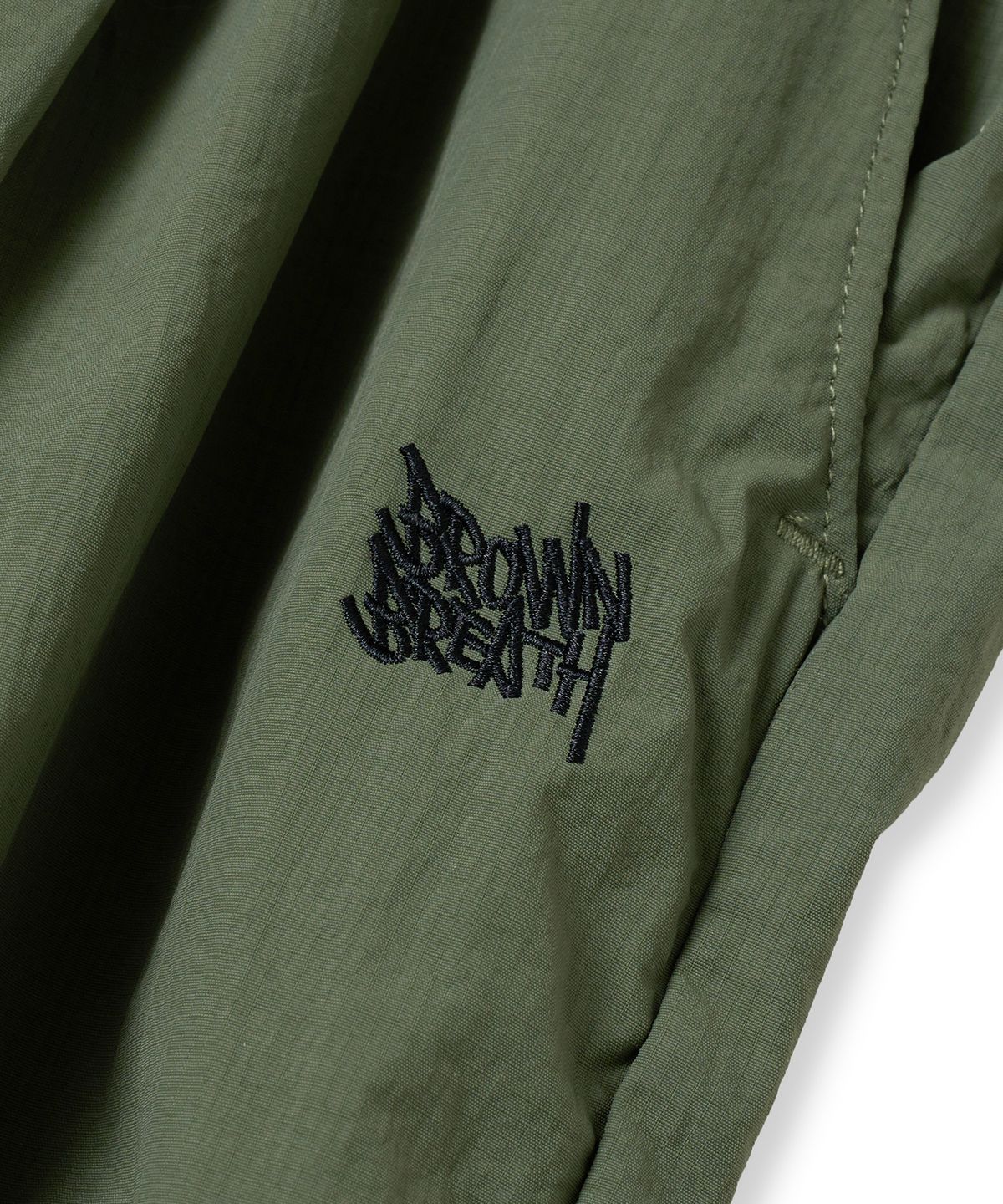 브라운브레스(BROWNBREATH) TAG NYLON SHIRRING PANTS - KHAKI