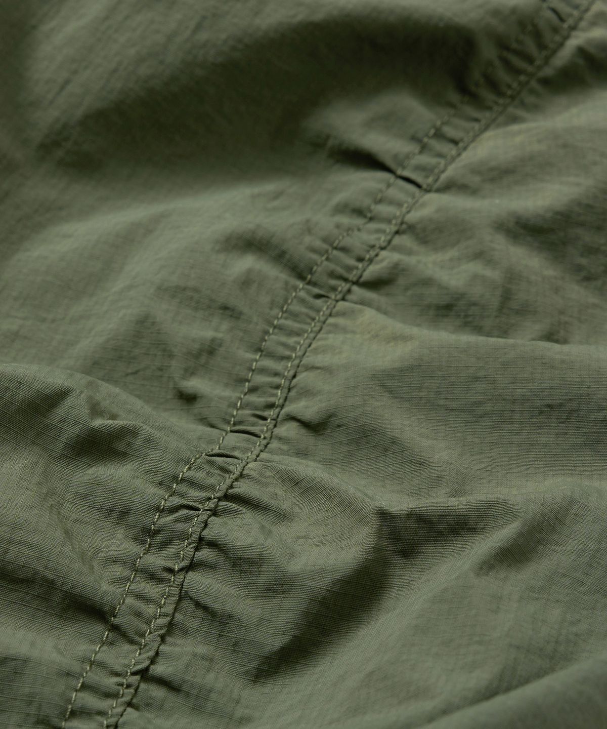브라운브레스(BROWNBREATH) TAG NYLON SHIRRING PANTS - KHAKI
