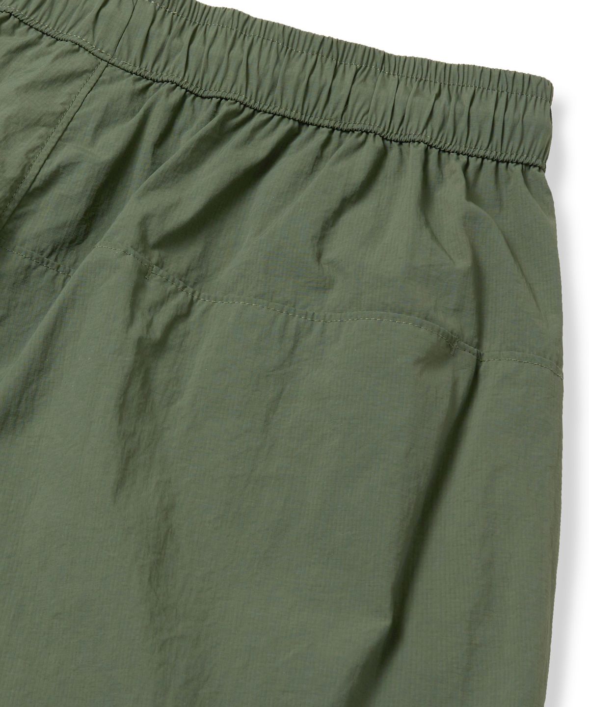 브라운브레스(BROWNBREATH) TAG NYLON SHIRRING PANTS - KHAKI
