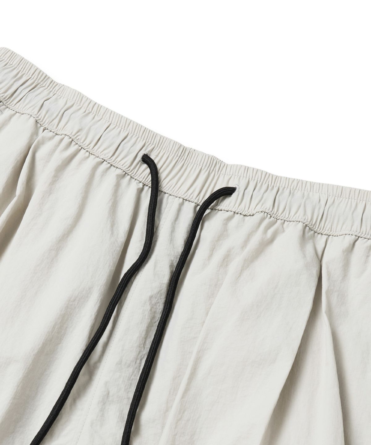 브라운브레스(BROWNBREATH) TAG NYLON SHIRRING PANTS - BEIGE