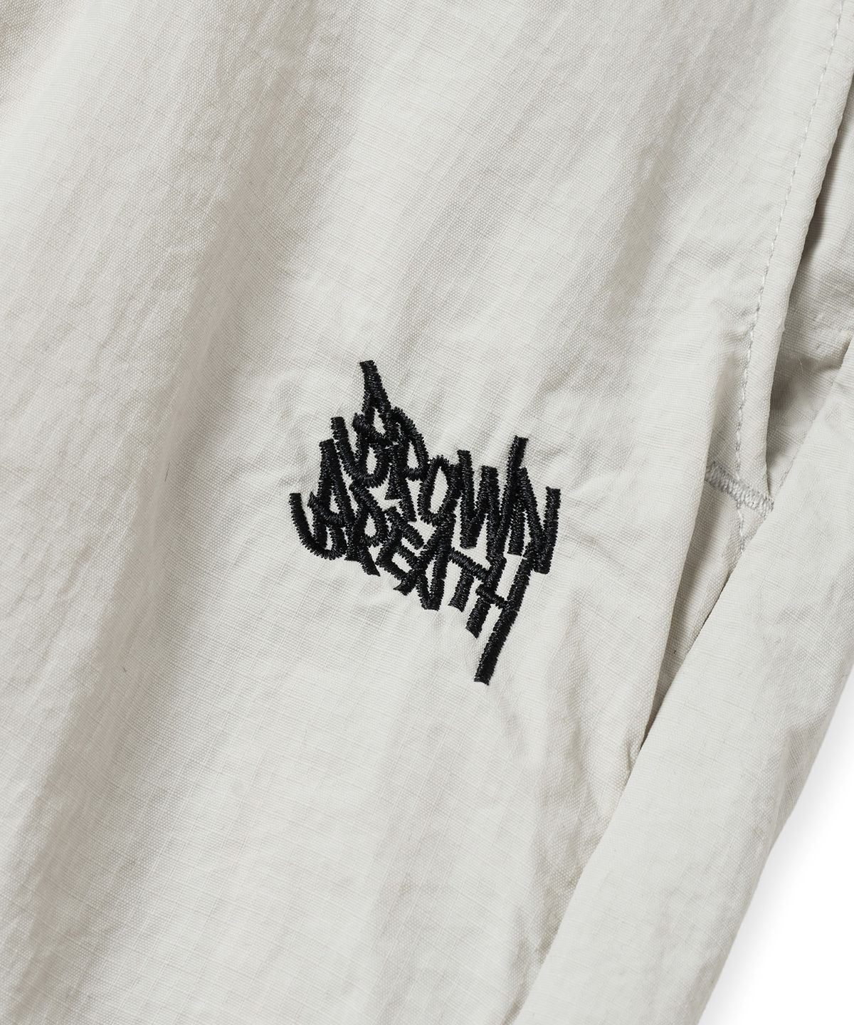 브라운브레스(BROWNBREATH) TAG NYLON SHIRRING PANTS - BEIGE