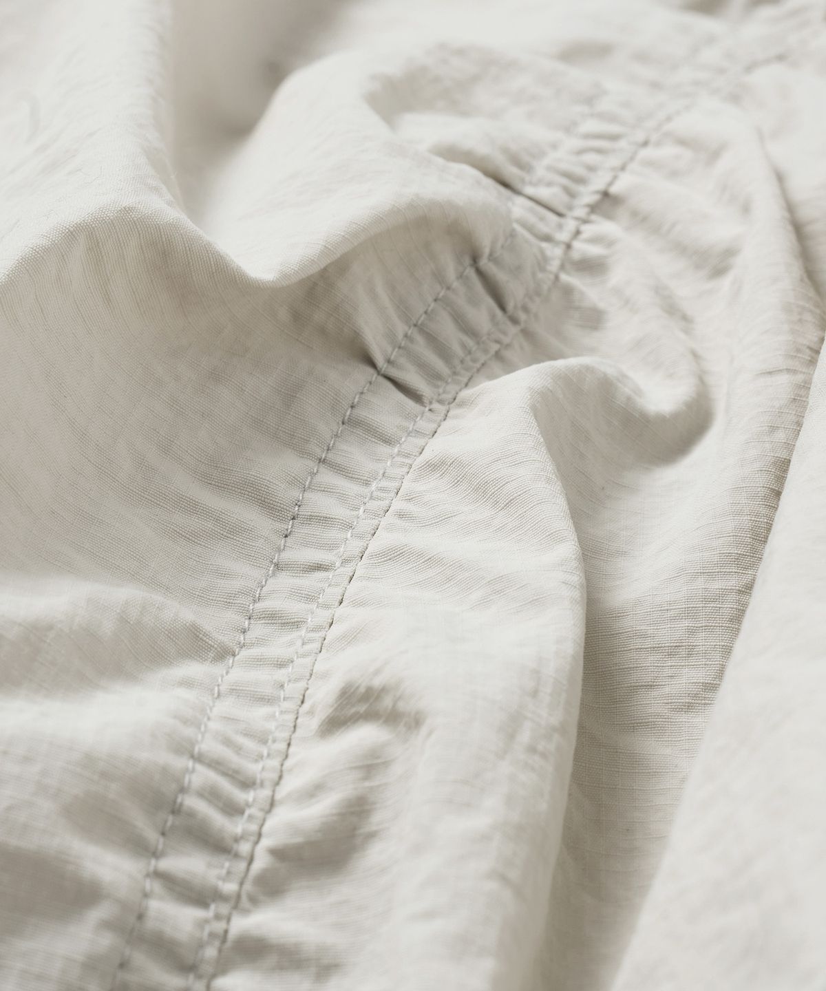 브라운브레스(BROWNBREATH) TAG NYLON SHIRRING PANTS - BEIGE