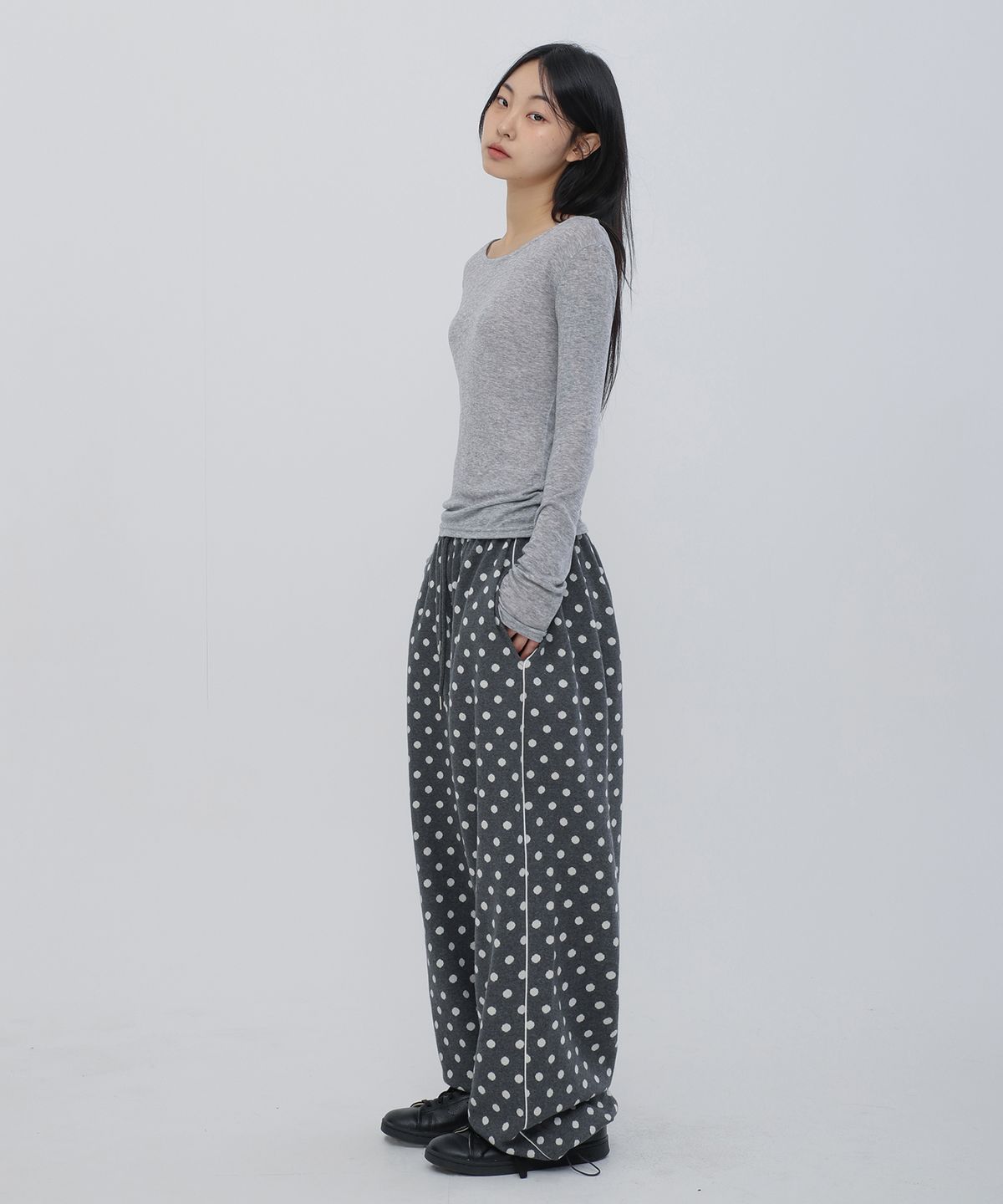 칙스(CHICKS) 도트 라인 와이드 스트링 팬츠 차콜