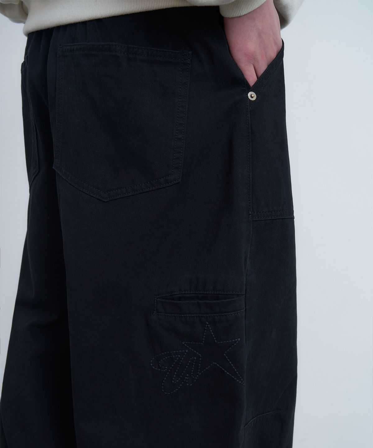 어반스터프(URBANSTOFF) 아트워크 카펜터 롱 벌룬 팬츠 (블랙)