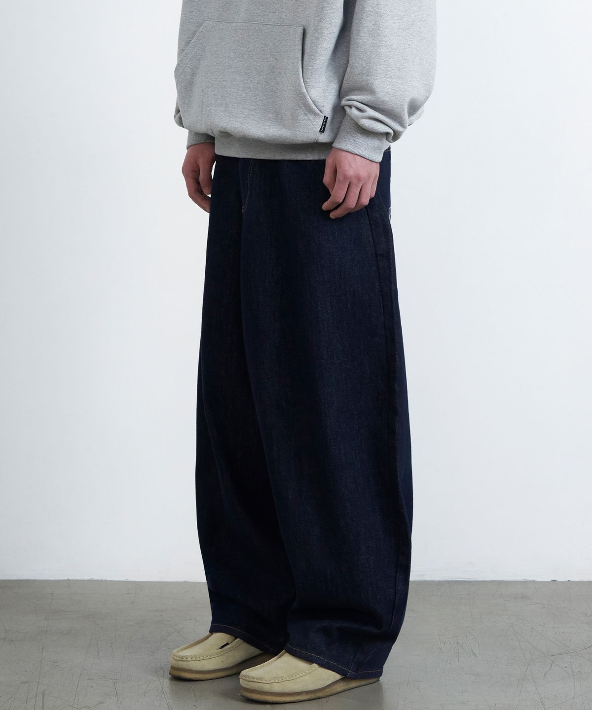 어반스터프(URBANSTOFF) 백 포켓 아트워크 데님 팬츠 (인디고)