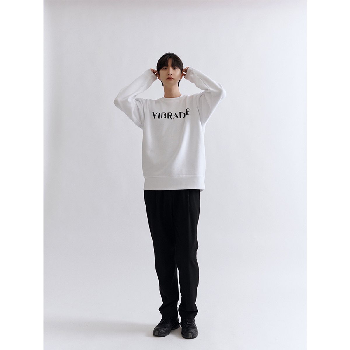 바이브라디(VIBRADIE) VB 남성 로고 화이트 맨투맨