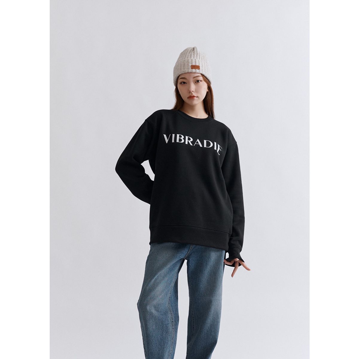 바이브라디(VIBRADIE) VB 여성 로고 블랙 맨투맨