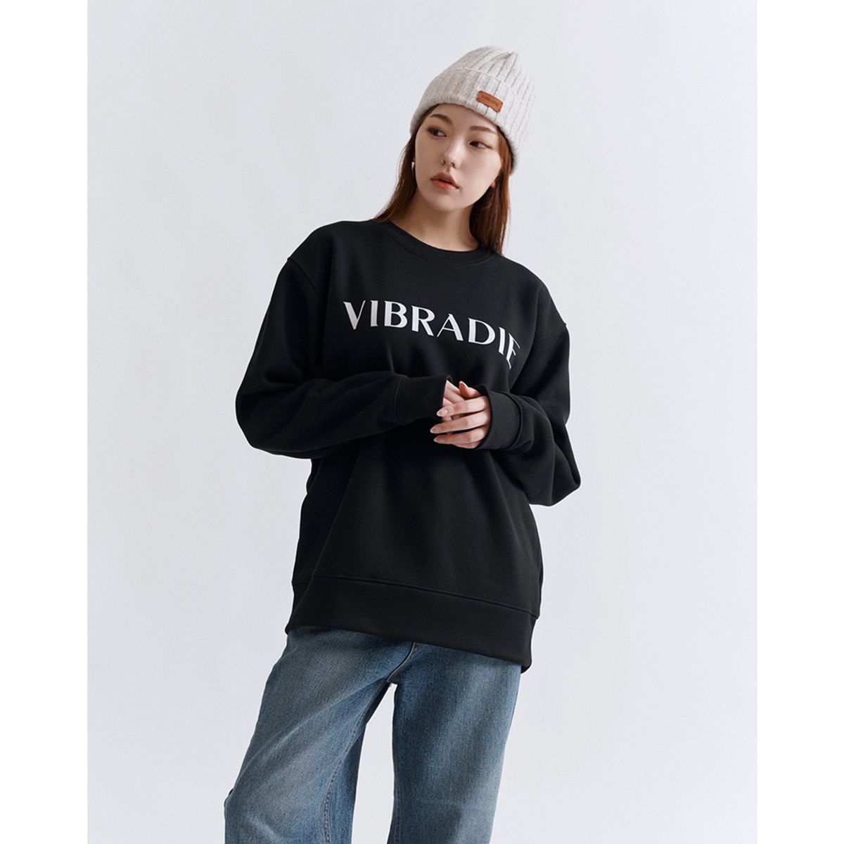 바이브라디(VIBRADIE) VB 여성 로고 블랙 맨투맨