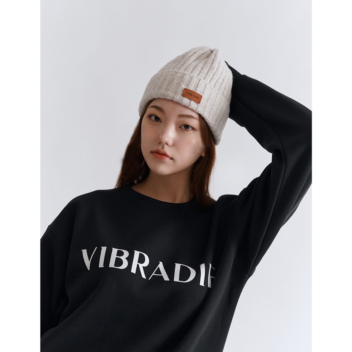 바이브라디(VIBRADIE) VB 여성 로고 블랙 맨투맨