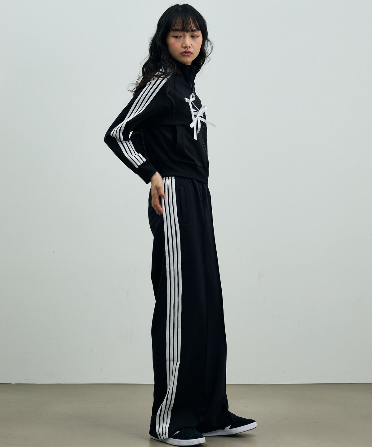 아리킴(ARIKIM) RIBBON JERSEY TRACK PANTS / BLACK