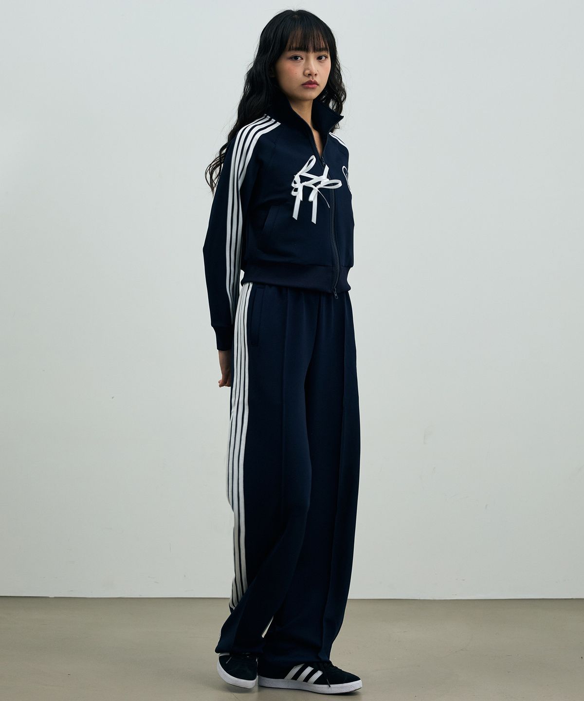 아리킴(ARIKIM) RIBBON JERSEY TRACK PANTS /NAVY