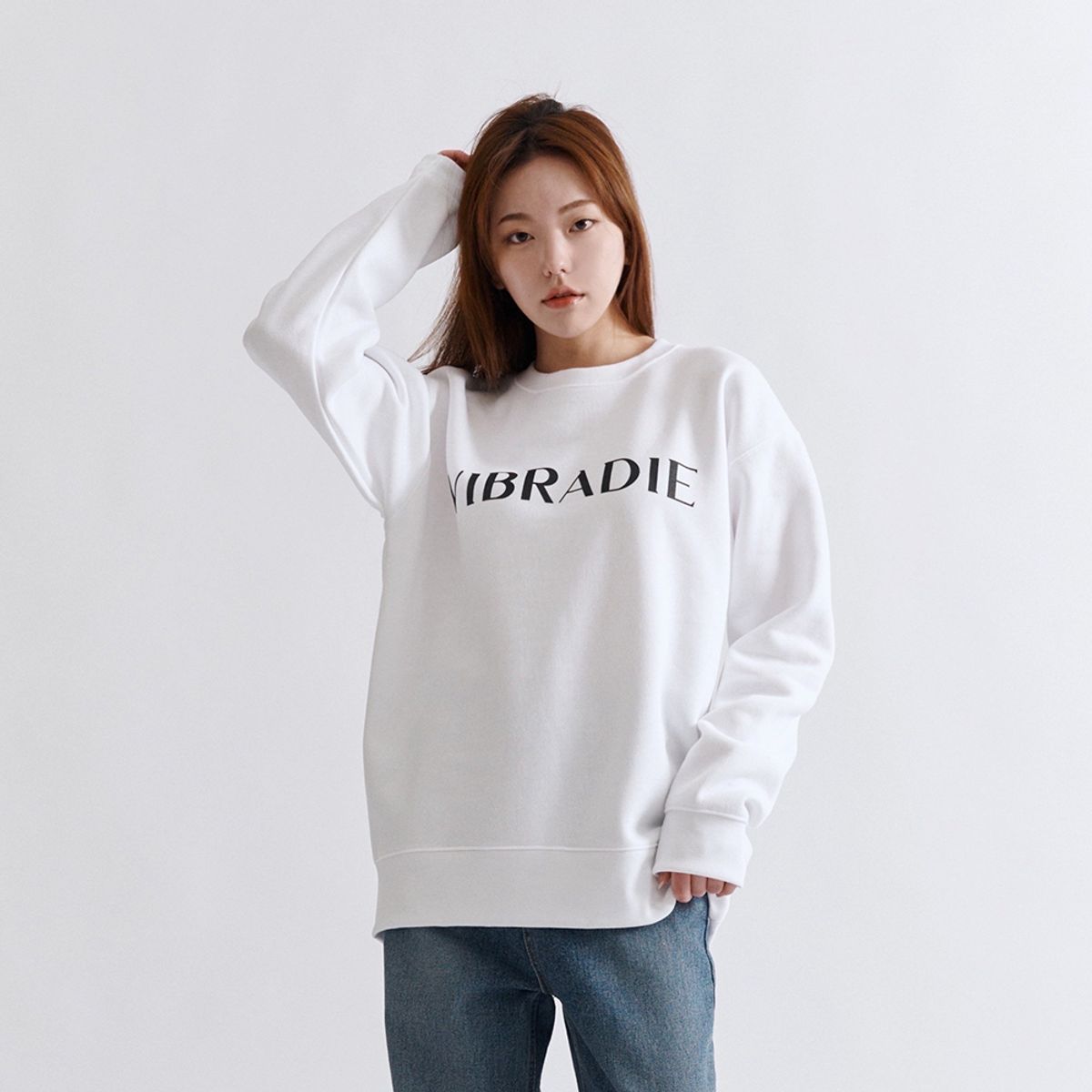 바이브라디(VIBRADIE) VB 로고 화이트 맨투맨