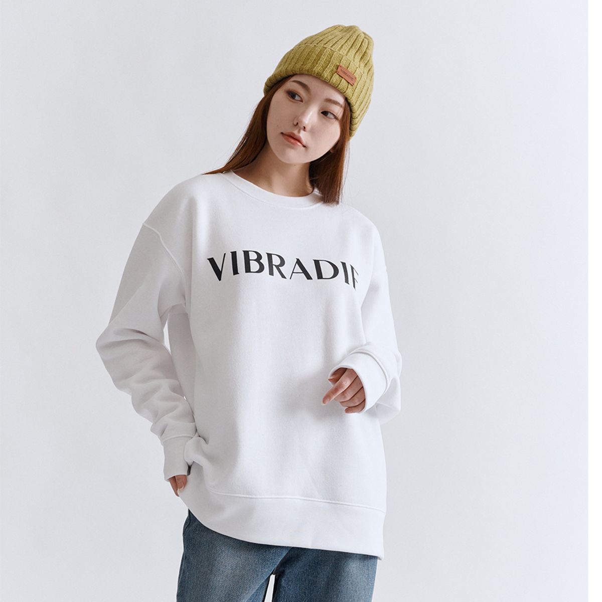 바이브라디(VIBRADIE) VB 로고 화이트 맨투맨