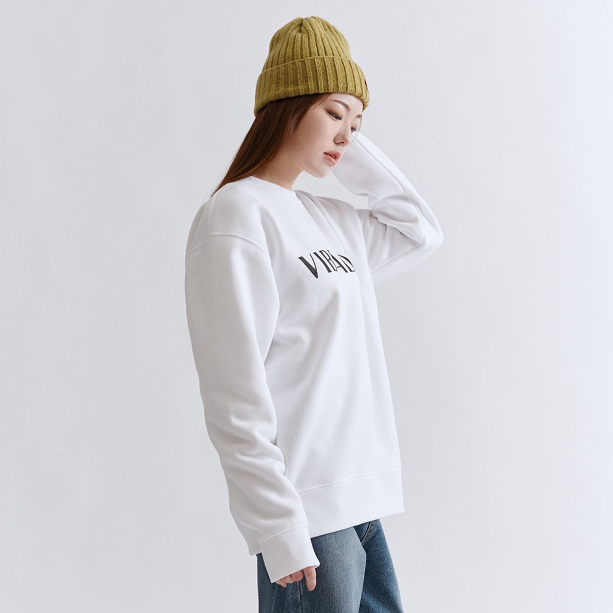 바이브라디(VIBRADIE) VB 로고 화이트 맨투맨