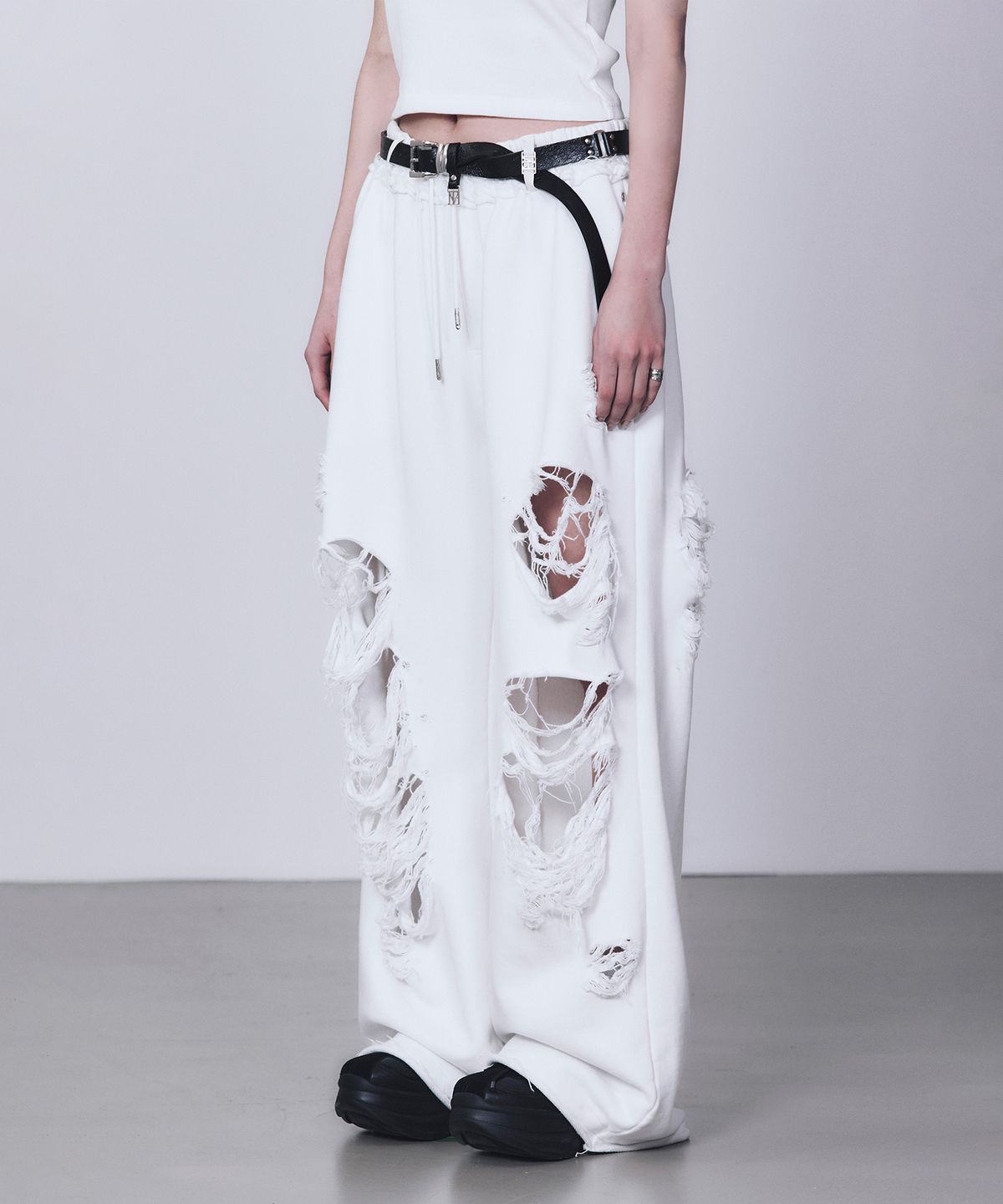 트리밍버드(TREEMINGBIRD) Scratch Damage Wide Sweat Pants [ White ]