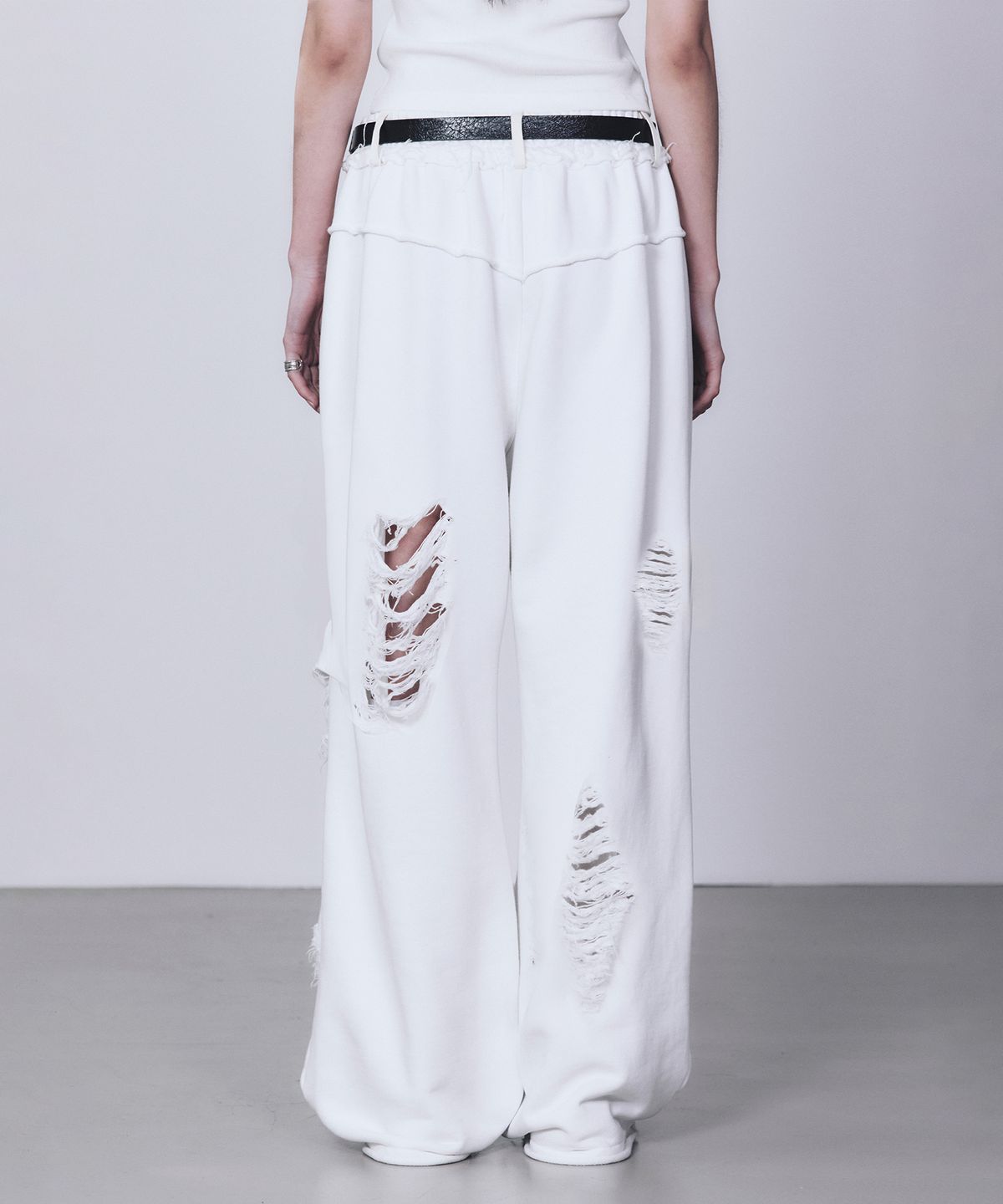 트리밍버드(TREEMINGBIRD) Scratch Damage Wide Sweat Pants [ White ]