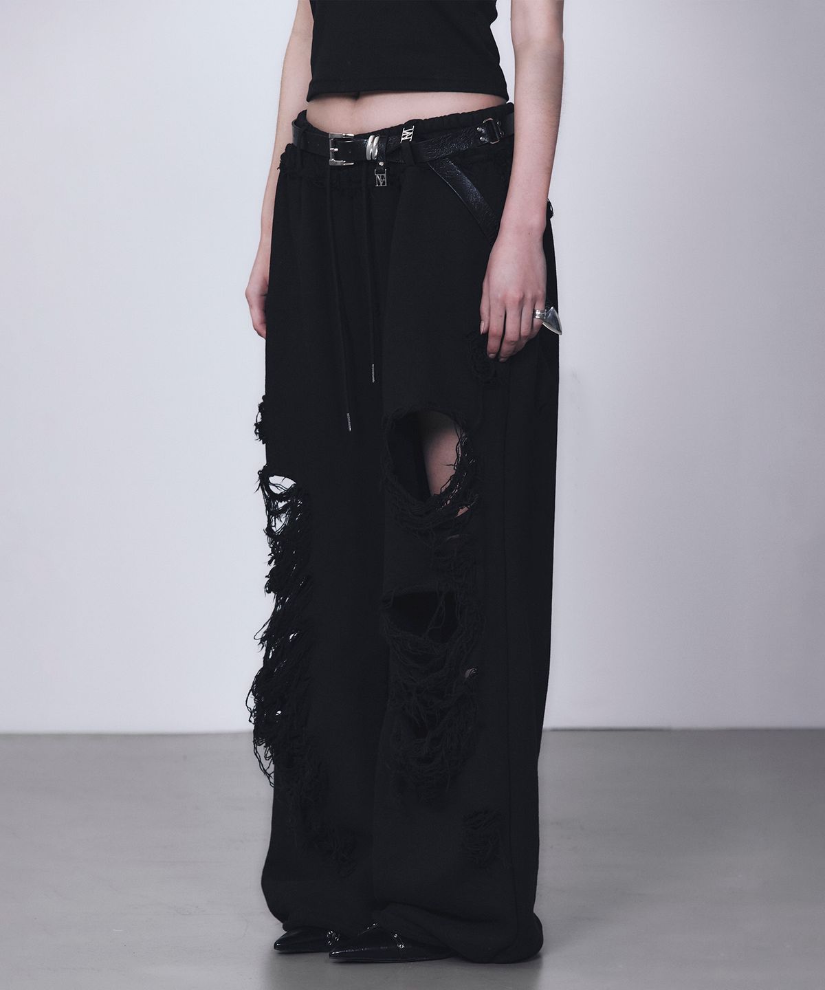 트리밍버드(TREEMINGBIRD) Scratch Damage Wide Sweat Pants [ Black ]