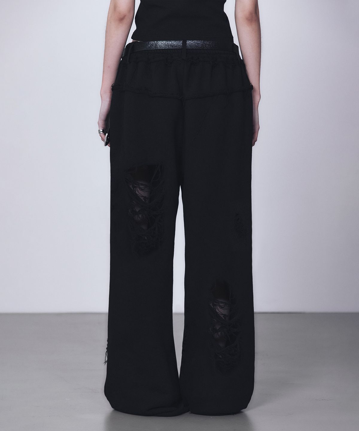 트리밍버드(TREEMINGBIRD) Scratch Damage Wide Sweat Pants [ Black ]