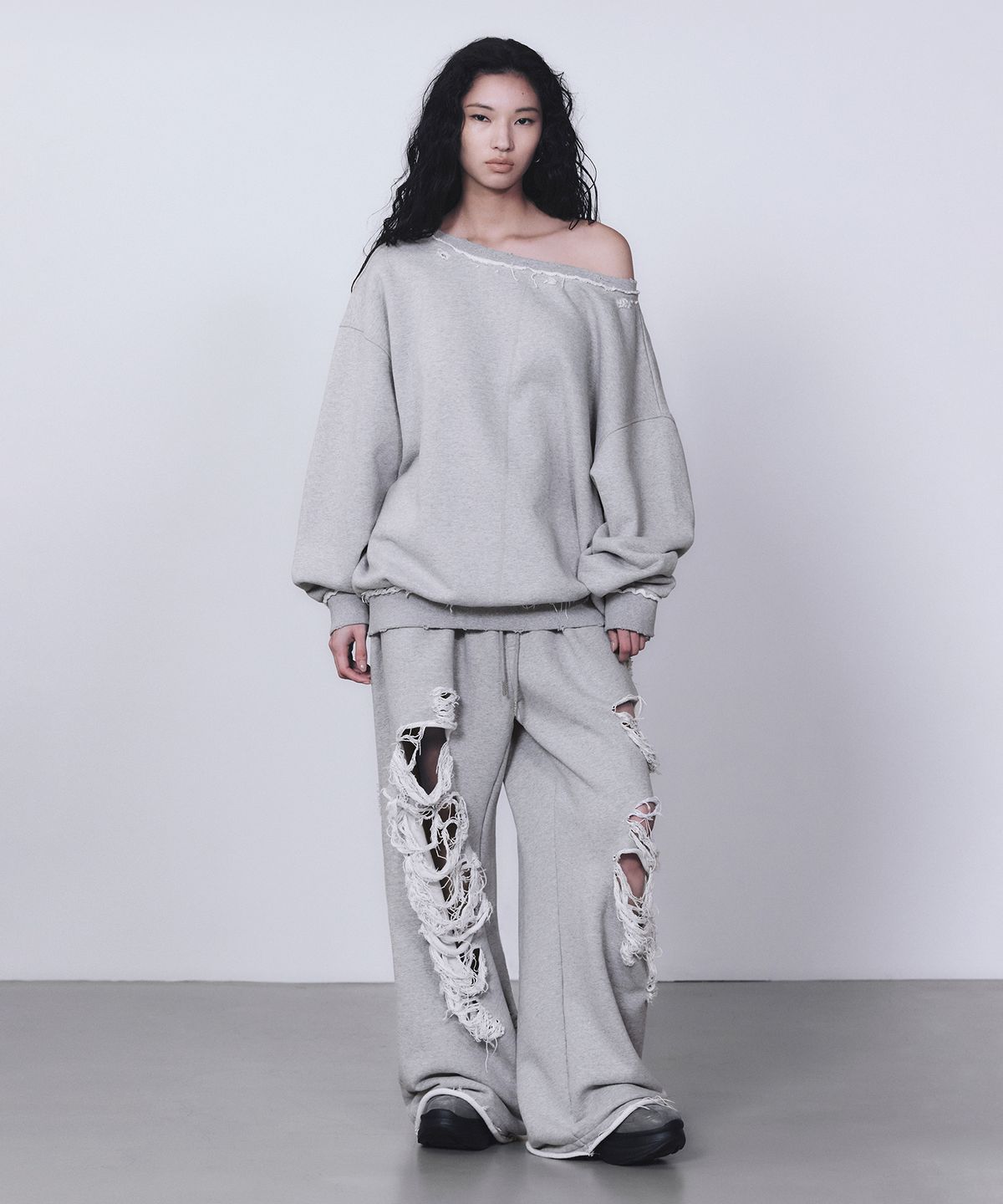 트리밍버드(TREEMINGBIRD) Scratch Damage Boat Neck Sweat Shirt [ Melange Gray ]