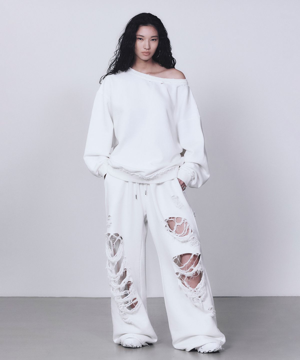 트리밍버드(TREEMINGBIRD) Scratch Damage Boat Neck Sweat Shirt [ White ]