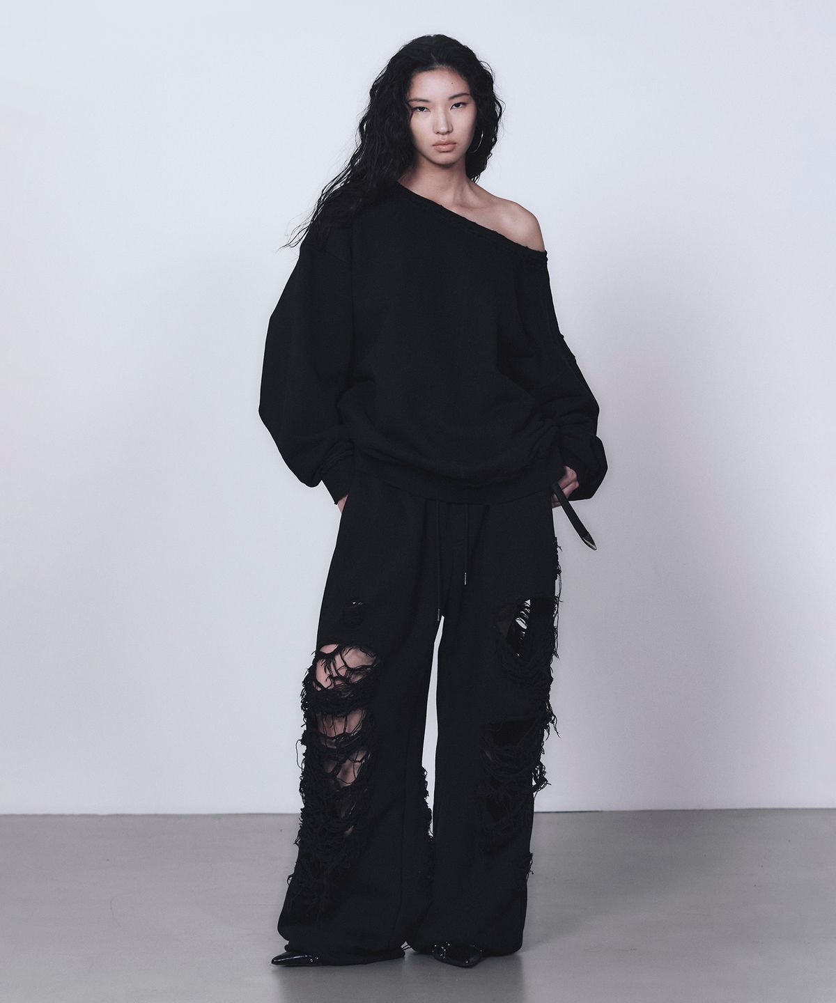 트리밍버드(TREEMINGBIRD) Scratch Damage Boat Neck Sweat Shirt [ Black ]