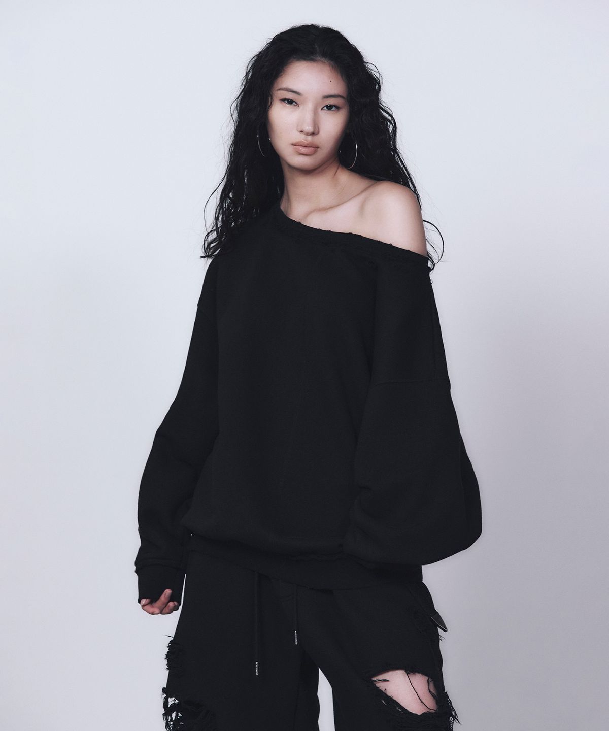 트리밍버드(TREEMINGBIRD) Scratch Damage Boat Neck Sweat Shirt [ Black ]