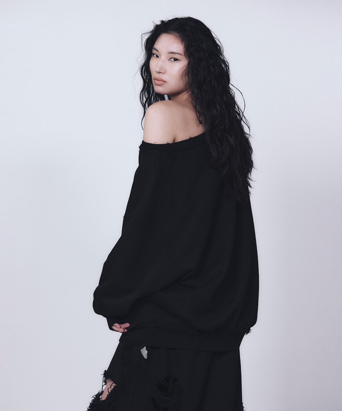 트리밍버드(TREEMINGBIRD) Scratch Damage Boat Neck Sweat Shirt [ Black ]